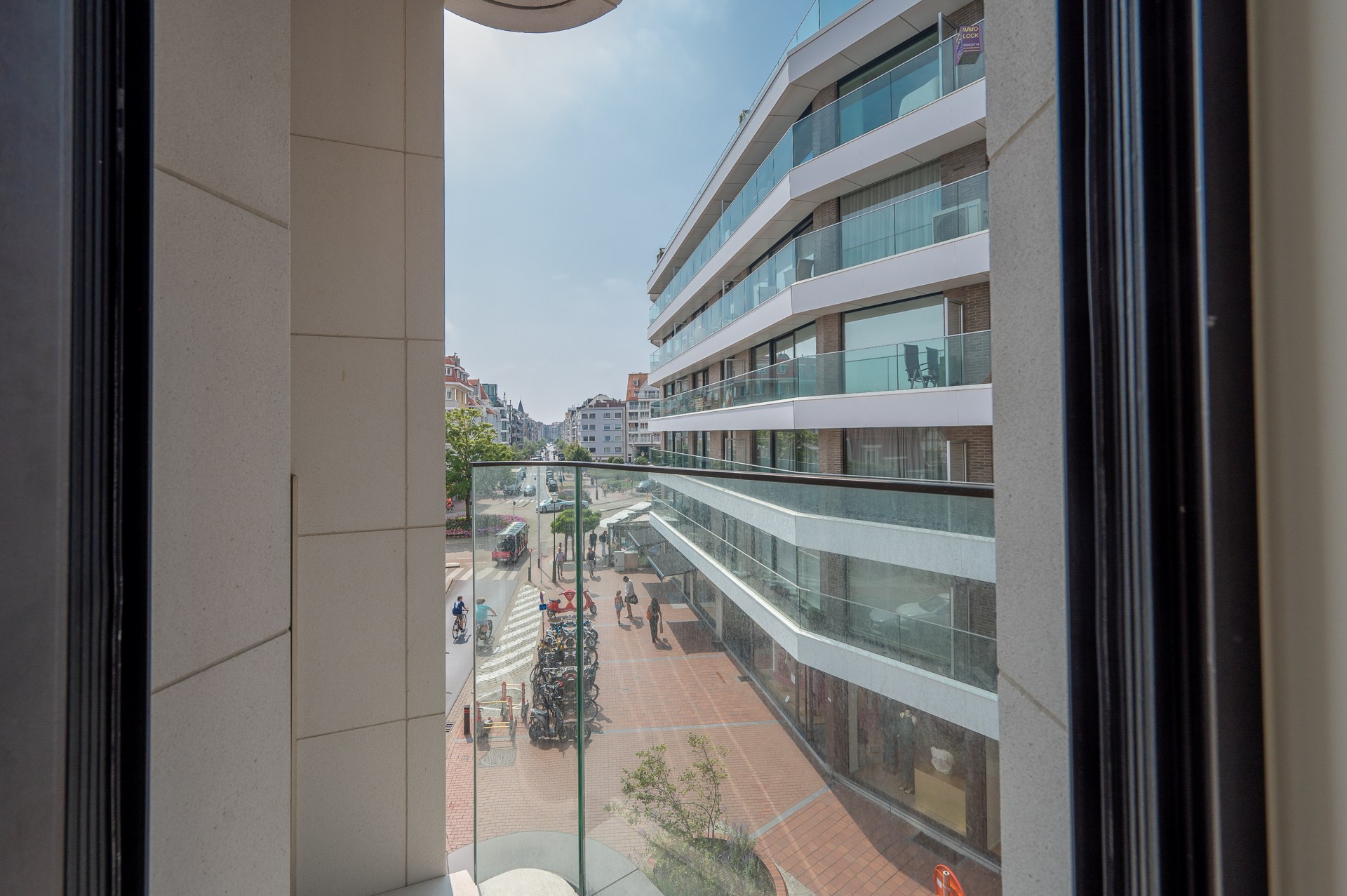 Op de tweede verdieping van de exclusieve residentie Triangle Vert, een gebouw geïnspireerd op de iconische Flat Iron in New York, vindt u dit uitzonderlijke hoekappartement. 