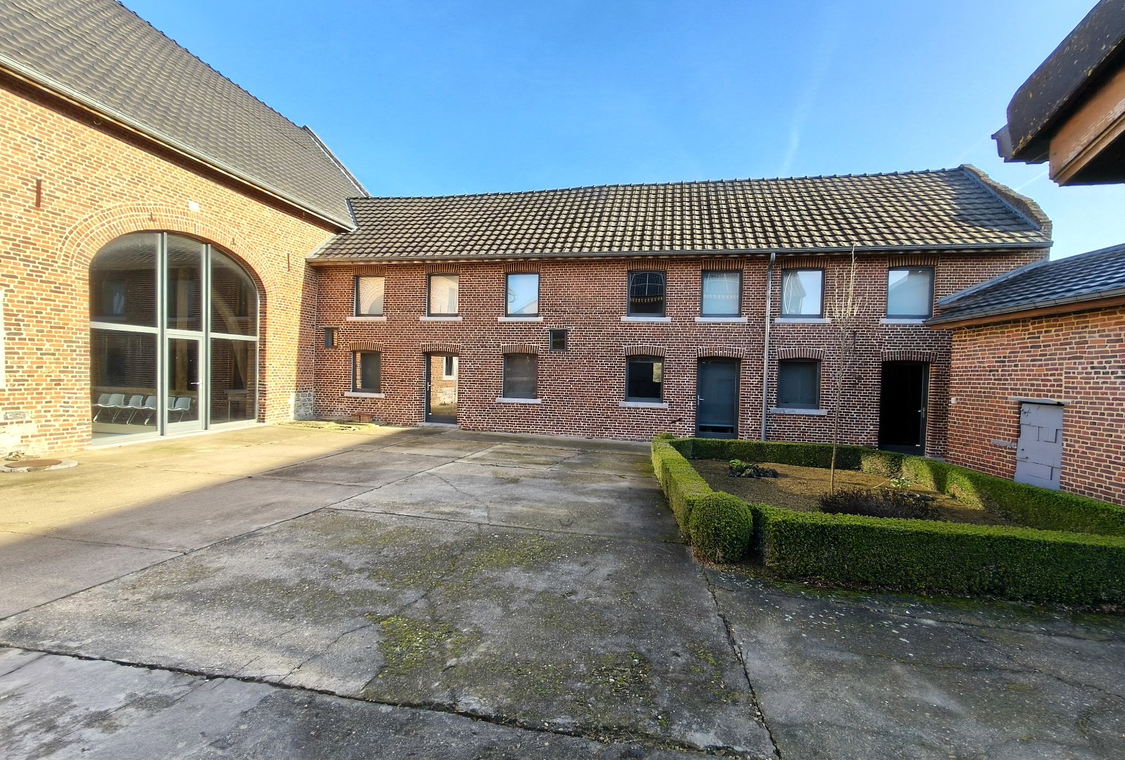 RUIME WONING VAN 390 m² MET GROTE TUIN EN ZWEMBAD 