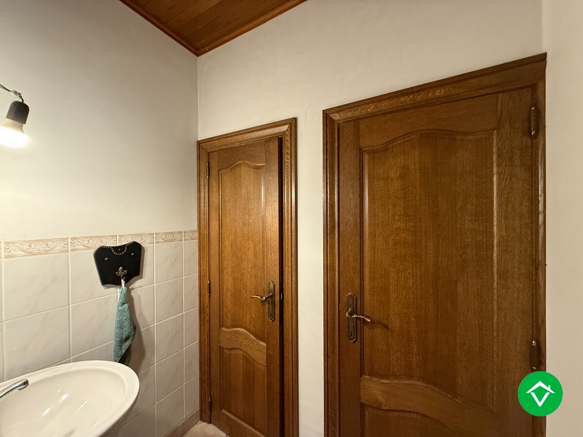 Ruime, alleenstaande woning met 6 slaapkamers en tuin te Hooglede (De Geite) 