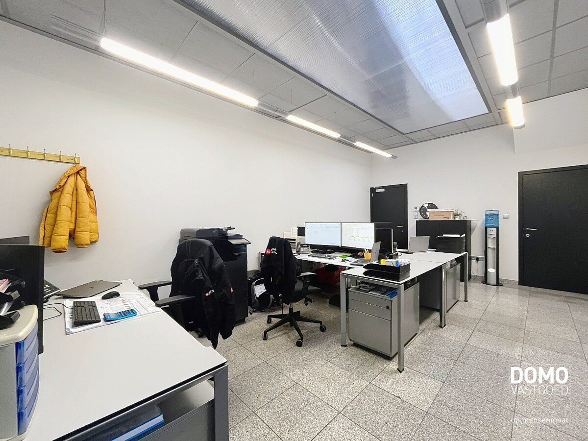 RUIM COMMERCIEEL GEBOUW VOORZIEN VAN TOONZAAL, KANTOREN EN OPSLAGPLAATS IN HERK-DE-STAD 