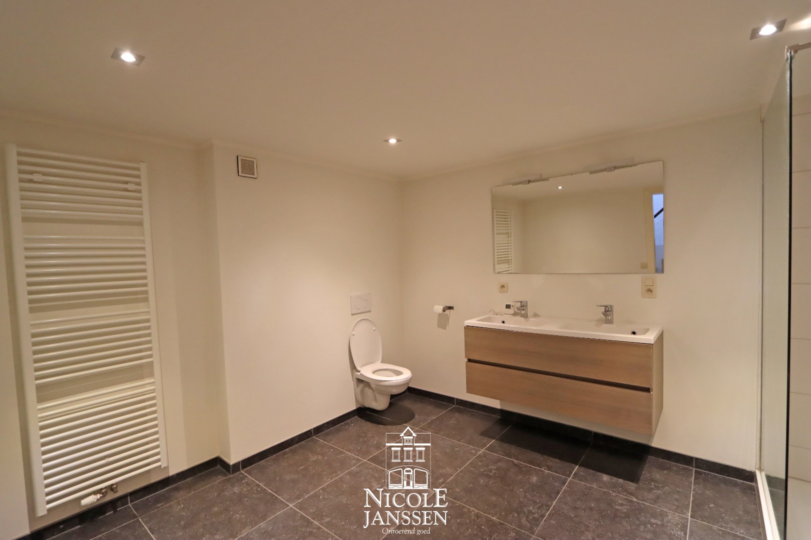 Nieuwbouwwoning met tuintje 