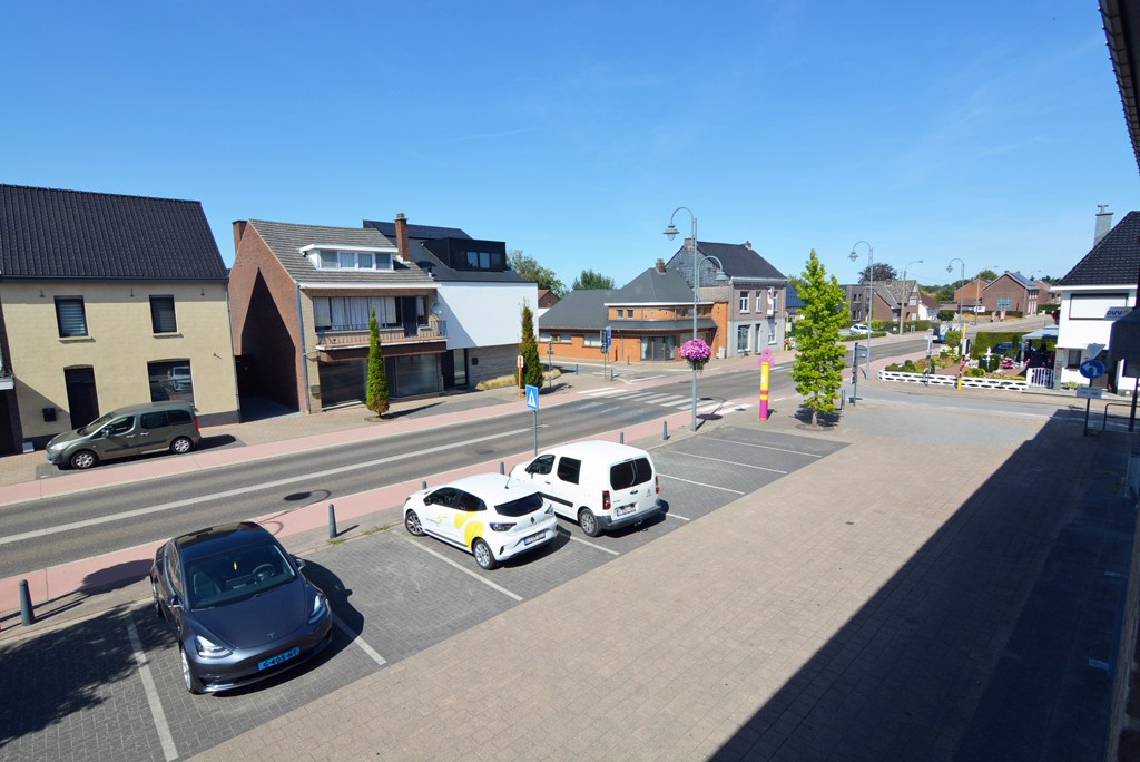 Modern triplex appartement met 3 slpks, terras, kelderberging en autostaanplaats. 