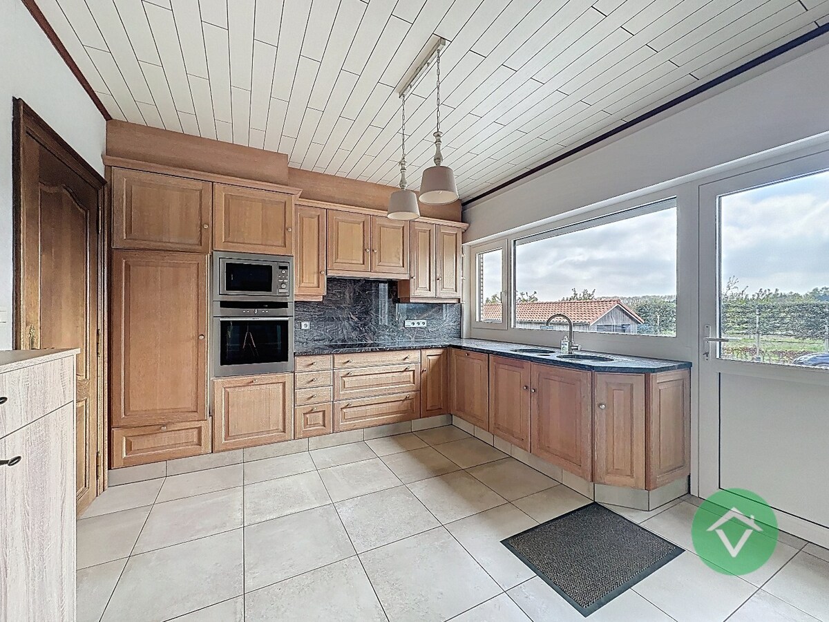 Statige bungalow op 1.811m² met landelijk zicht, drie slaapkamers en twee garages te Ichtegem 