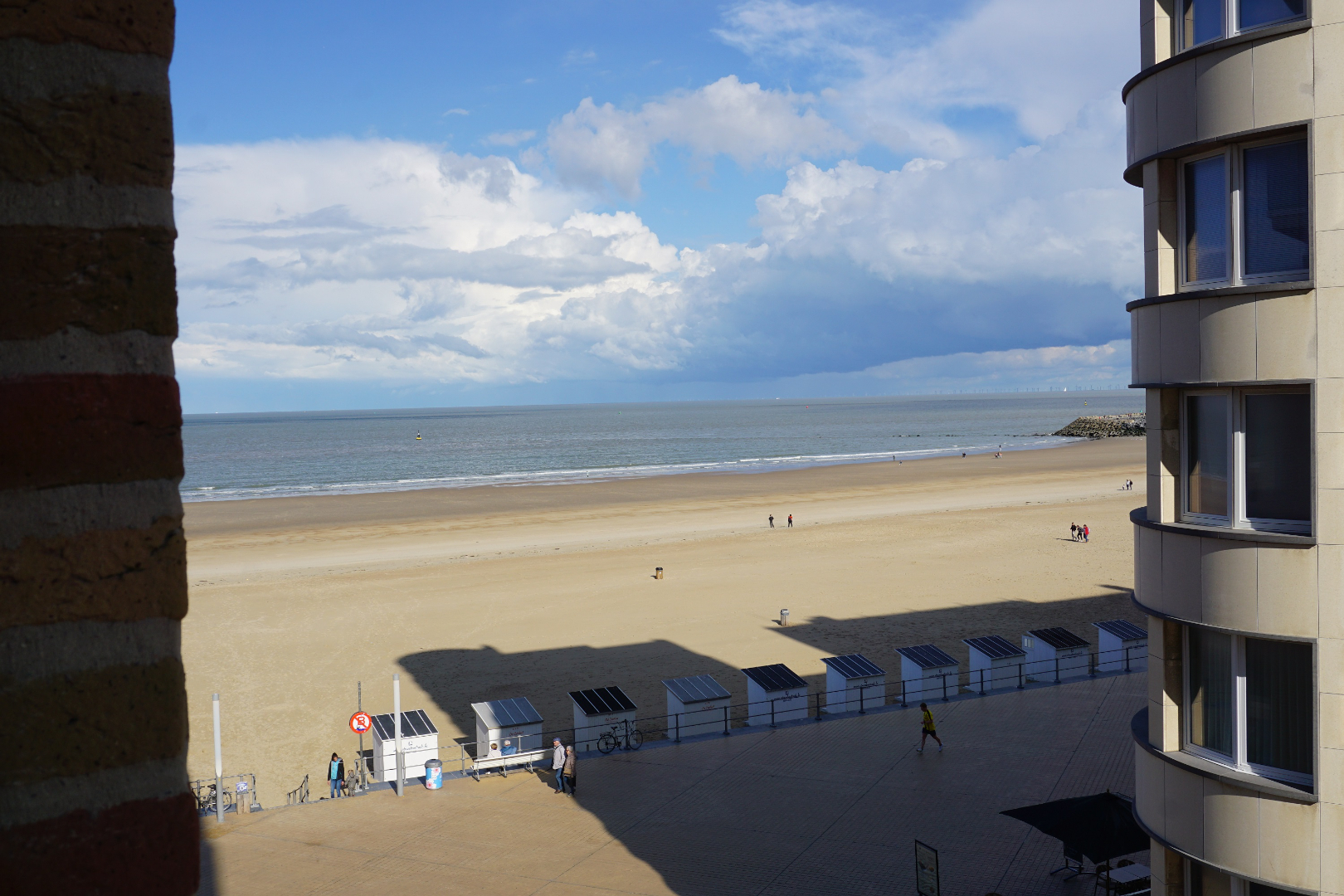 VERNIEUWDE STUDIO MET ZIJDELINGS ZEEZICHT IN CENTRUM OOSTENDE 