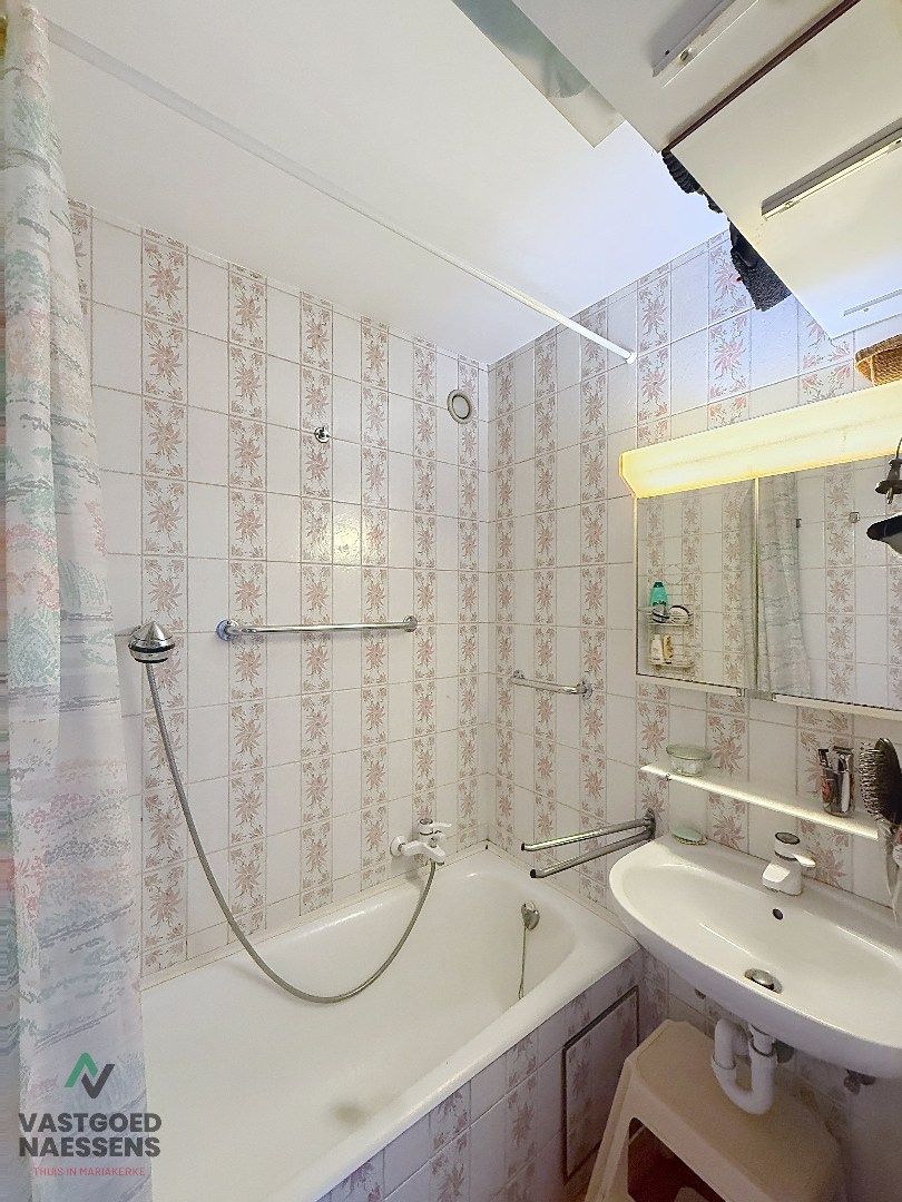 Studio à rafraîchir avec vue sur la mer et terrasse. 