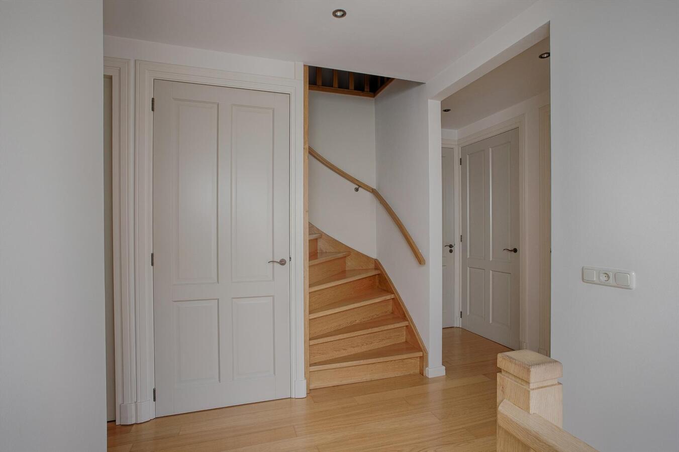 Luxe afgewerkt landhuis met gastenverblijf op een mooie locatie nabij het centrum van Hulsel gelegen op een perceel van 1264 M². 