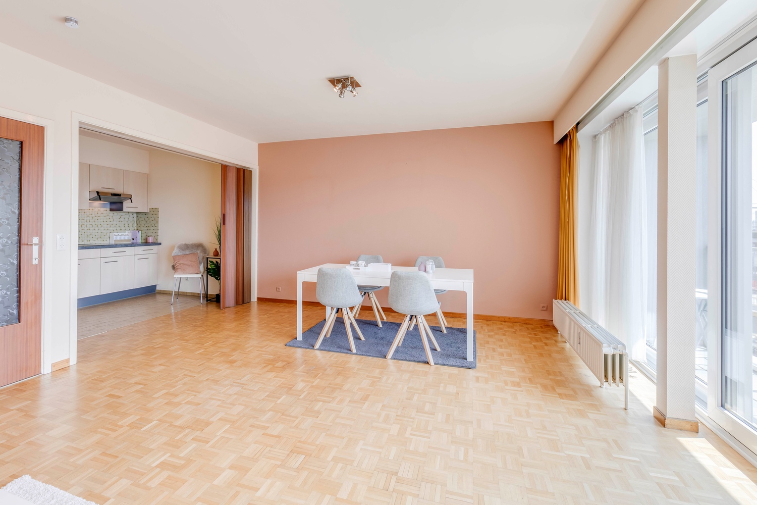 Centraal gelegen ruim appartement met optioneel een garage. 