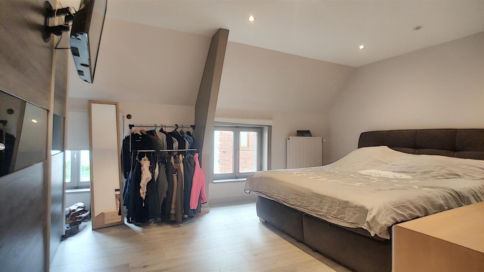 Knap gerenoveerde woning met dubbele garage - Heist 