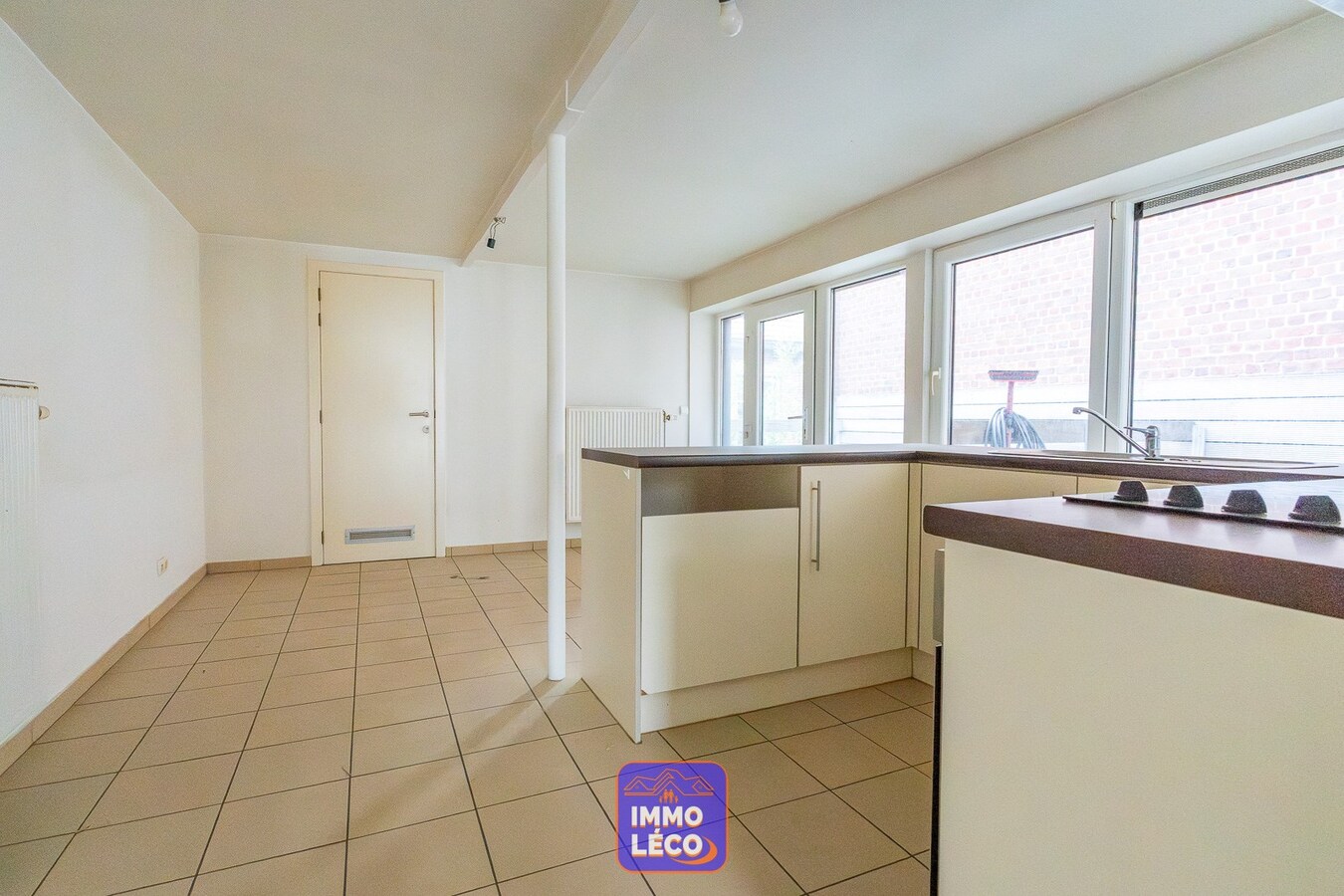 Immeuble avec un bureau et un appartement 2 chambres. IDEAL INVEST 