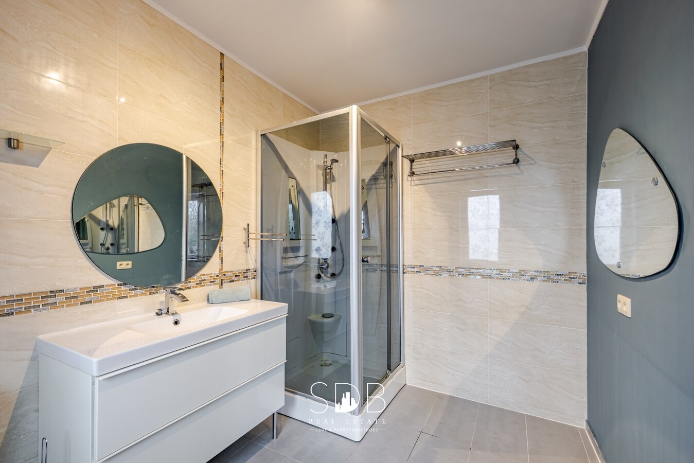 Instapklare half open bebouwing met gezinstuin 