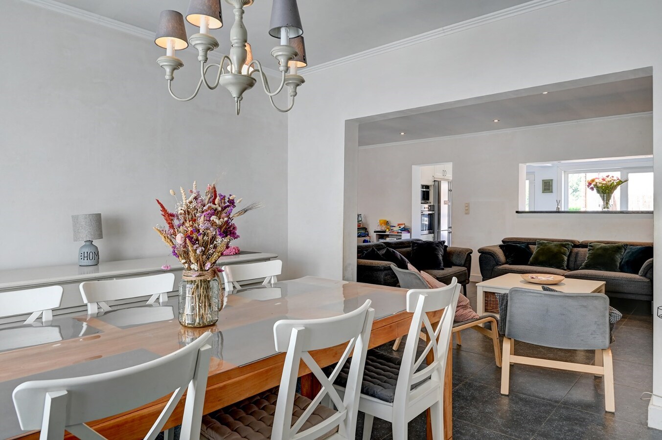 Grondig gerenoveerde woning met tuin, terras en 3 slaapkamers in Nieuwerkerken. 