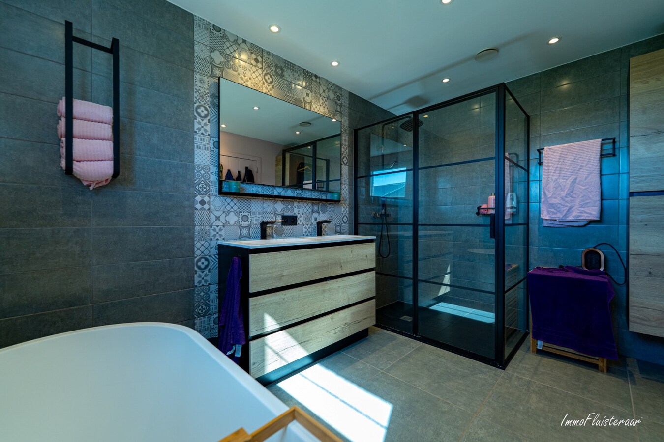 Recent gerenoveerde woning met paardenstallen en buitenpiste op ca. 12.370 m2  te Geel 