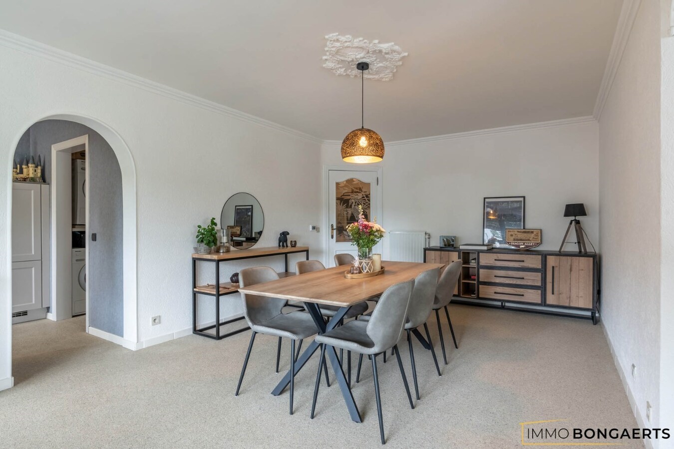 Ruim appartement met 3 slaapkamers en garage. 