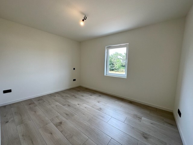 Comfortabele, hoog afgewerkte en energiezuinige nieuwbouwwoning gelegen in een rustige omgeving in Neeroeteren. 