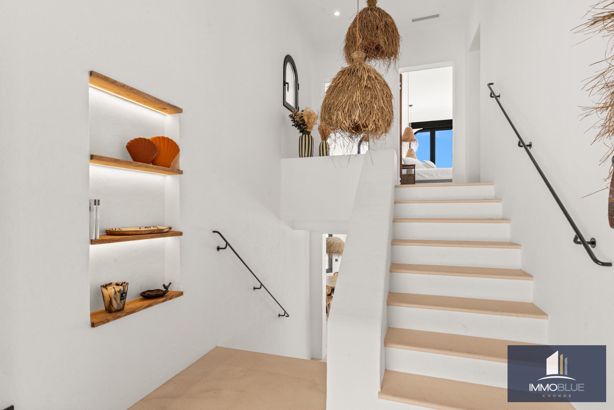 Villa méditerranéenne rénovée avec vue sur mer dans un environnement côtier calme 