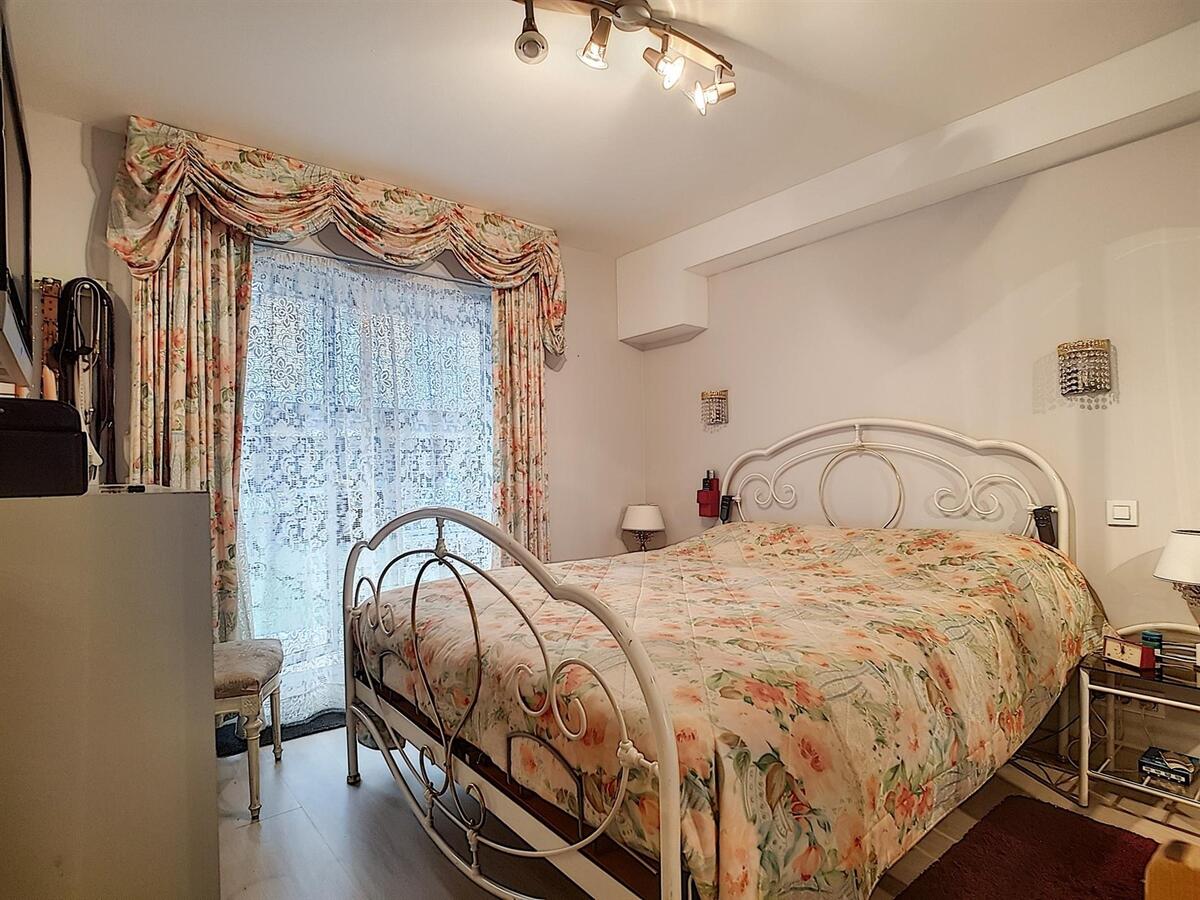 Verzorgd 2 slaapkamer appartement nabij het Heldenplein - Heist 