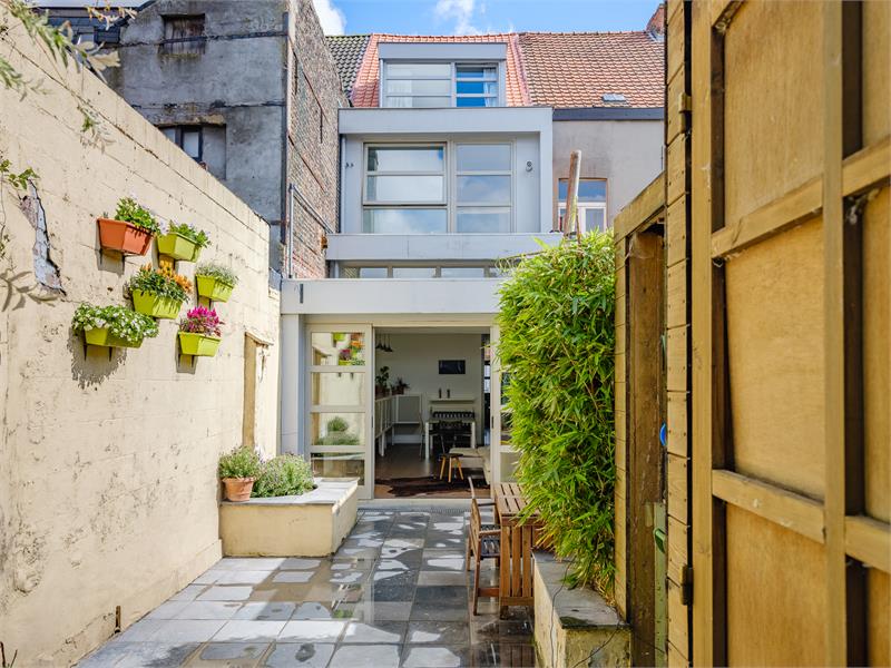 Lichtrijke en recent gerenoveerde woning op toplocatie aan het water 