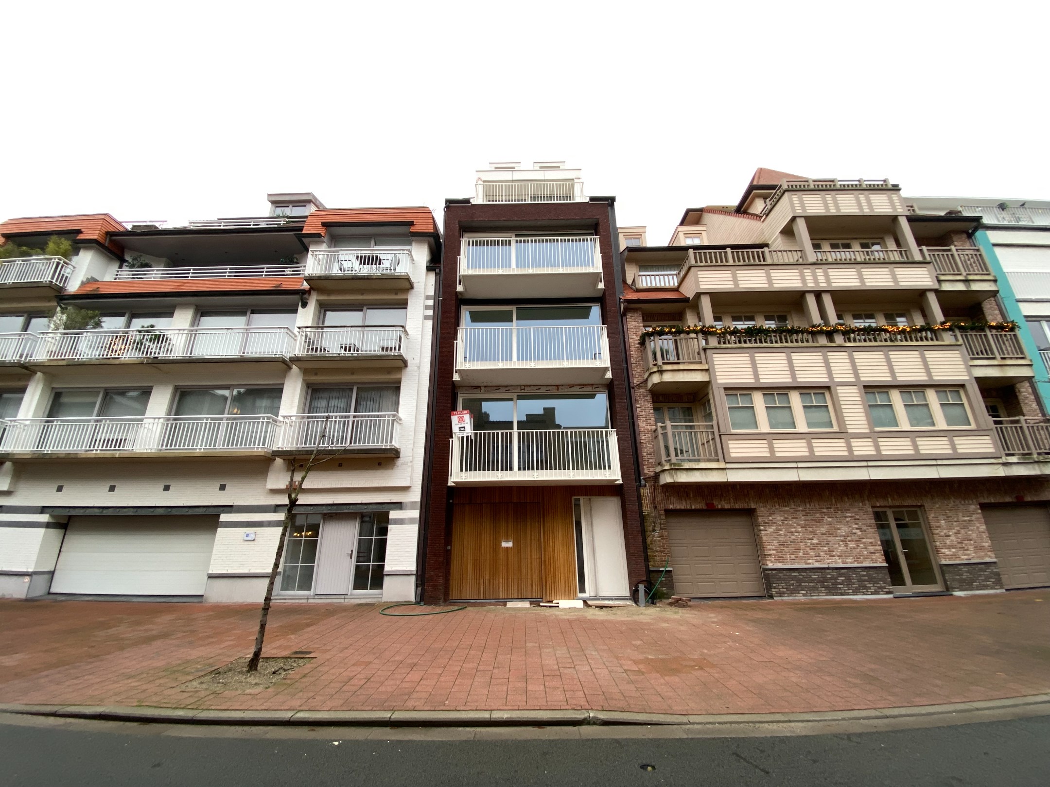 Ruime staanplaats te huur in een nieuwbouwresidentie gelegen in de Duinviooltjesstraat (Zijstraat van de Dumortierlaan). 