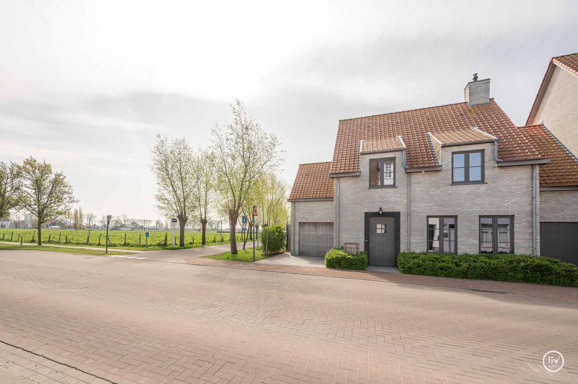 Prachtige halfopen woning met 5 slaapkamers en mooie tuin gelegen in Knokke. 