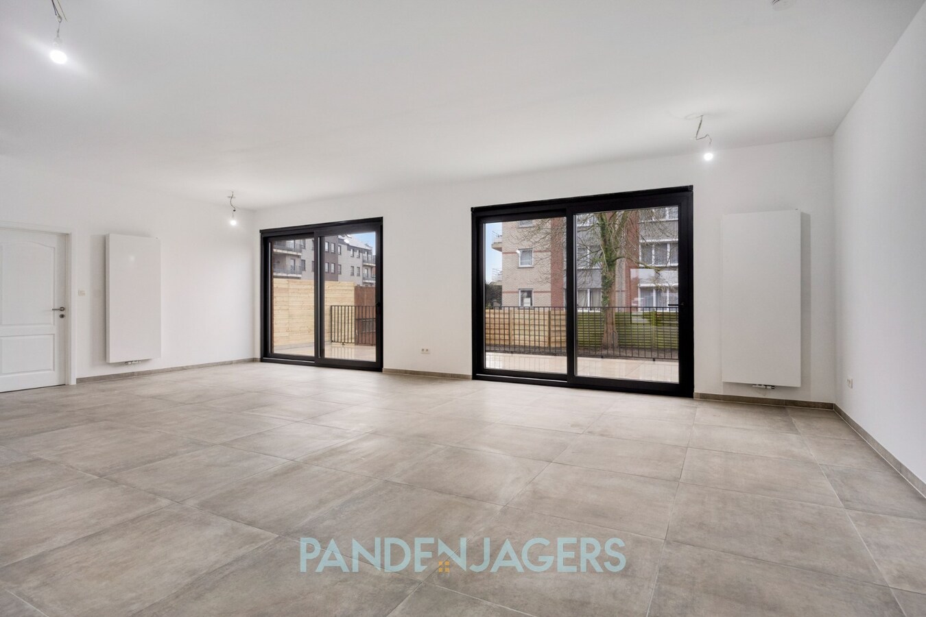 Volledig gerenoveerd handelspand met uitzonderlijke buitenruimte te Duffel 