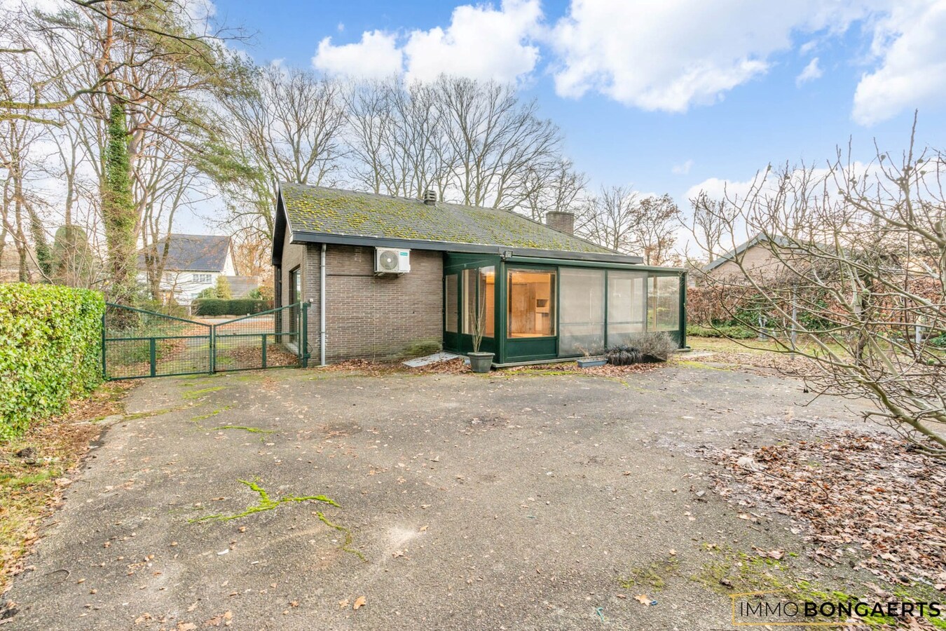 Gelijkvloerse woning met polyvalent bijgebouw 