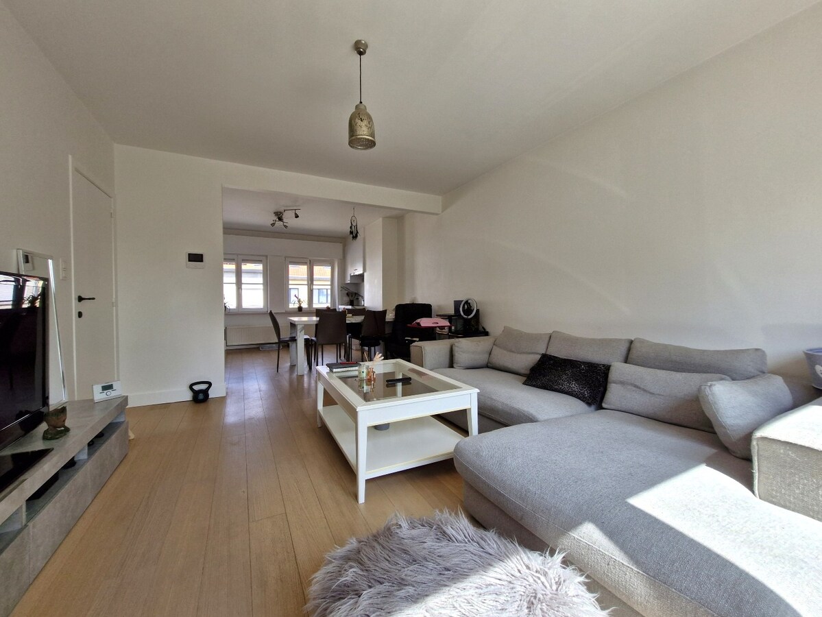 Ruim duplex-appartement met 2 slaapkamers en 2 badkamers op centrale ligging. 