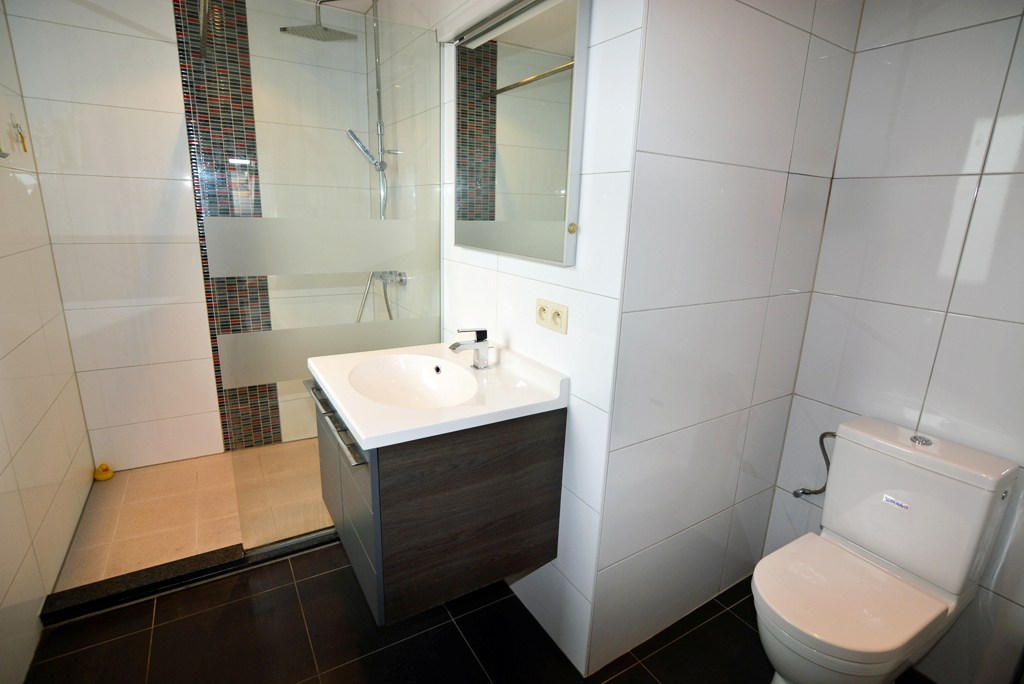 Modern appartement met 2 slpks, balkon en parking. 