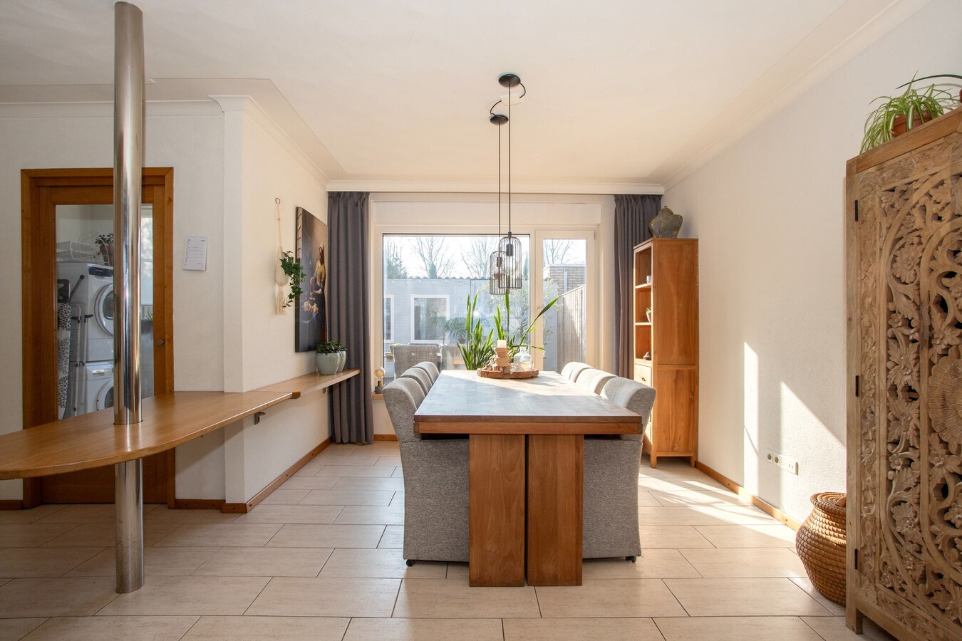 Uitgebouwde middenwoning met grote berging (28 m2) gelegen in een gewilde woonwijk in Bladel. 