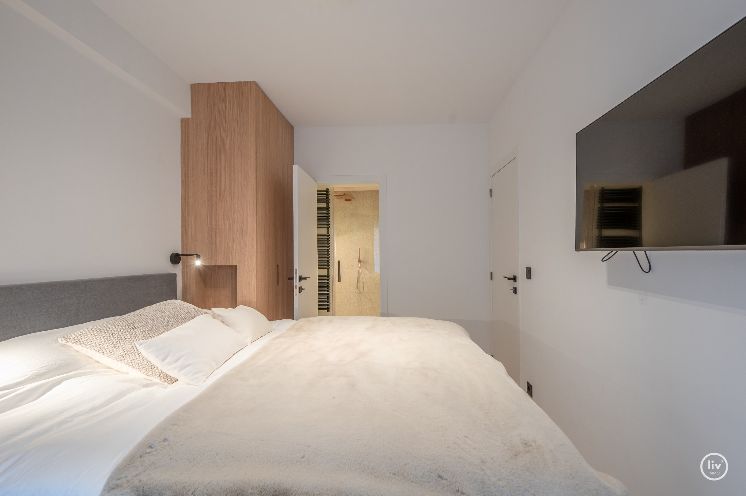 Gerenoveerd 2 slaapkamer appartement met een prachtig zeezicht gelegen nabij het Driehoeksplein te Knokke. 