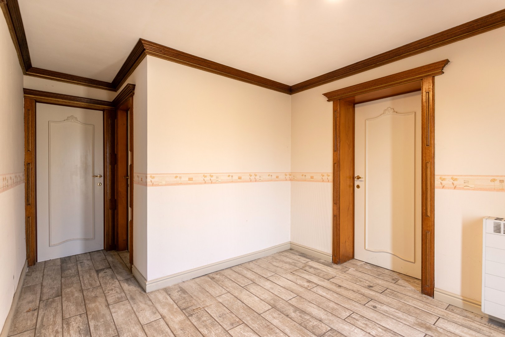 Te renoveren fermette met 3 slpk, bijgebouw en garage en mogelijkheid tot uitbreiding (bouwgrond) 