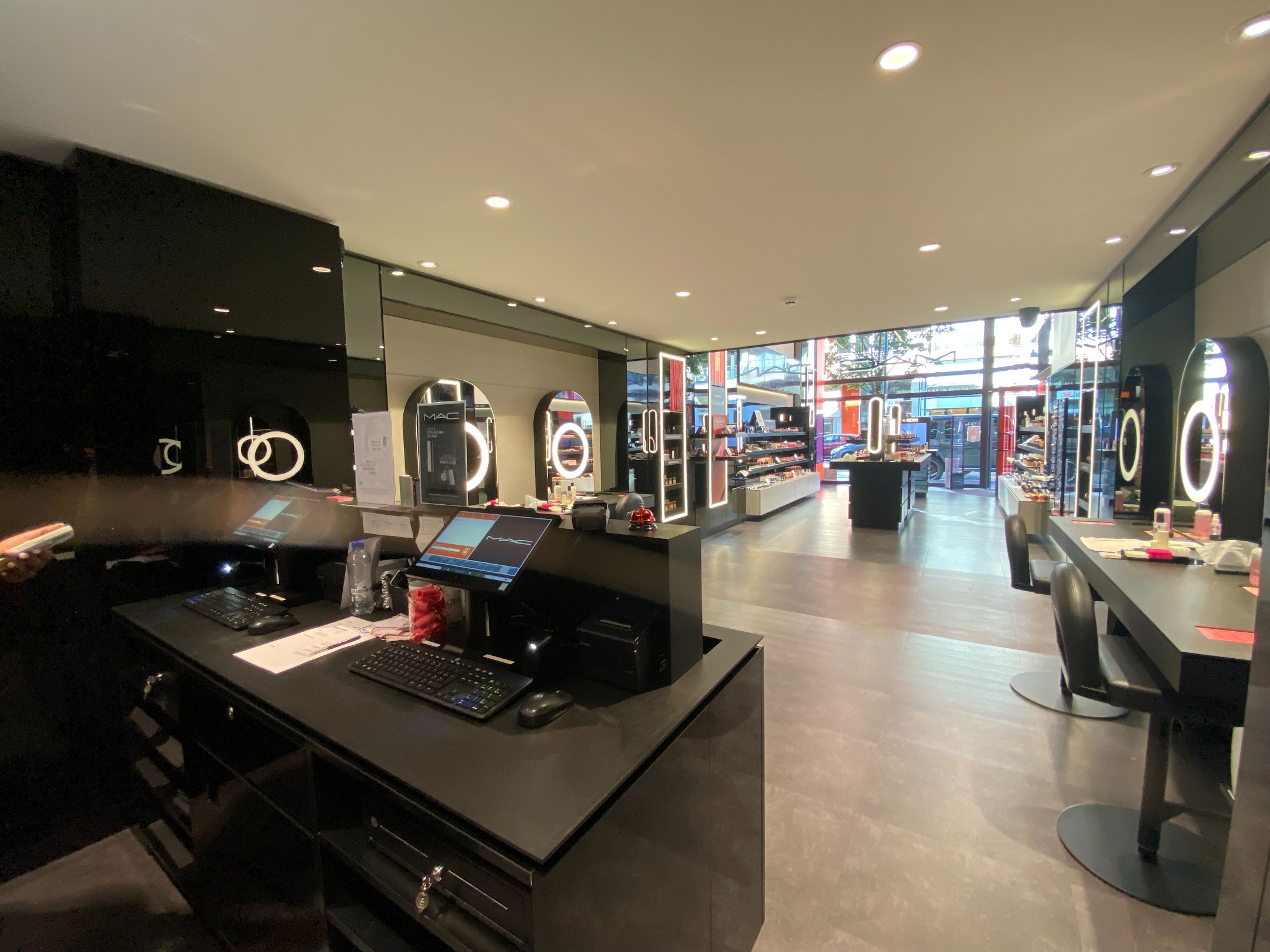 Local commercial à louer - disponible à partir du 1er mars 2026. 