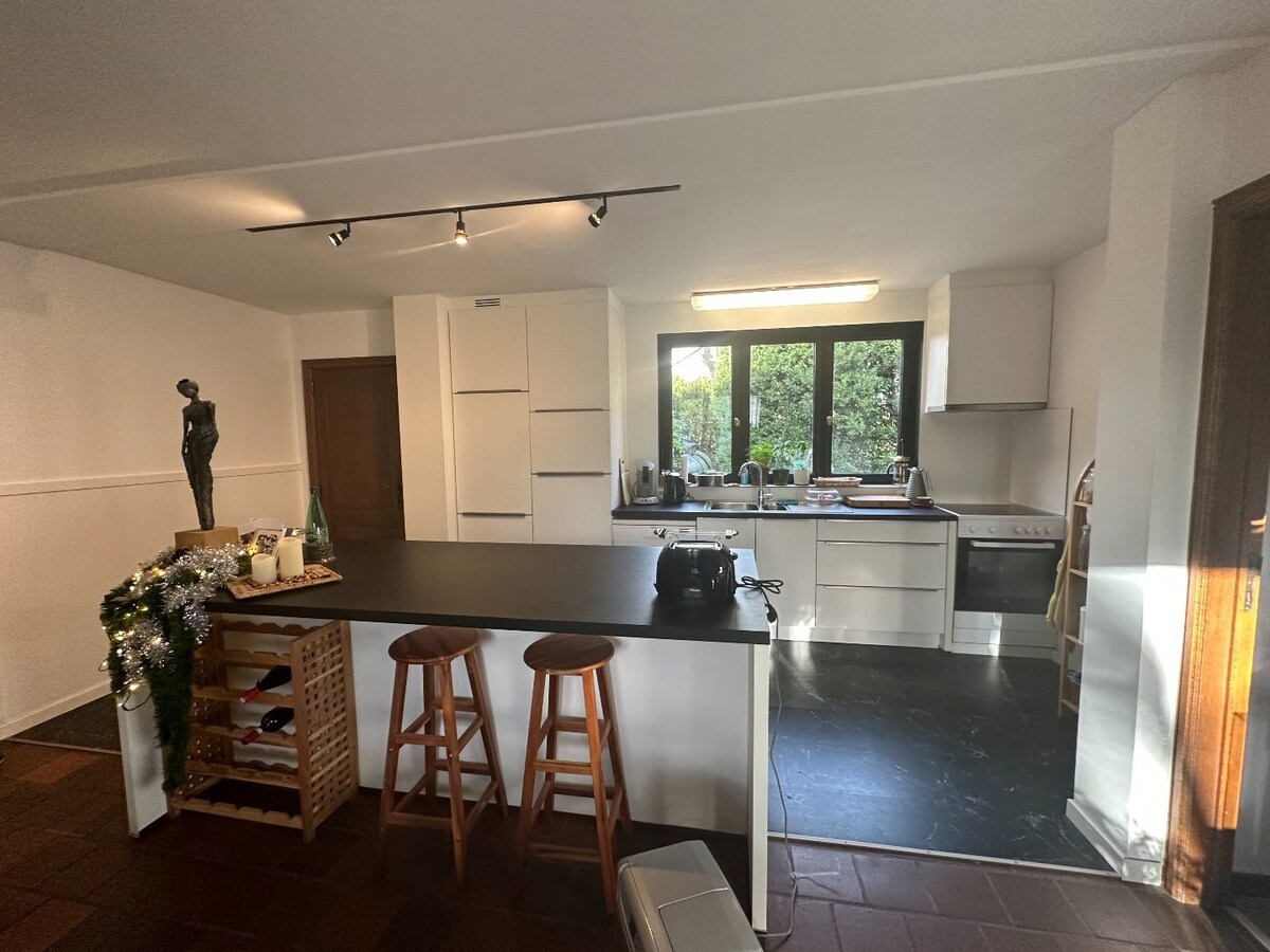 Residentieel gelegen, vrijstaande woning met bijgebouw 