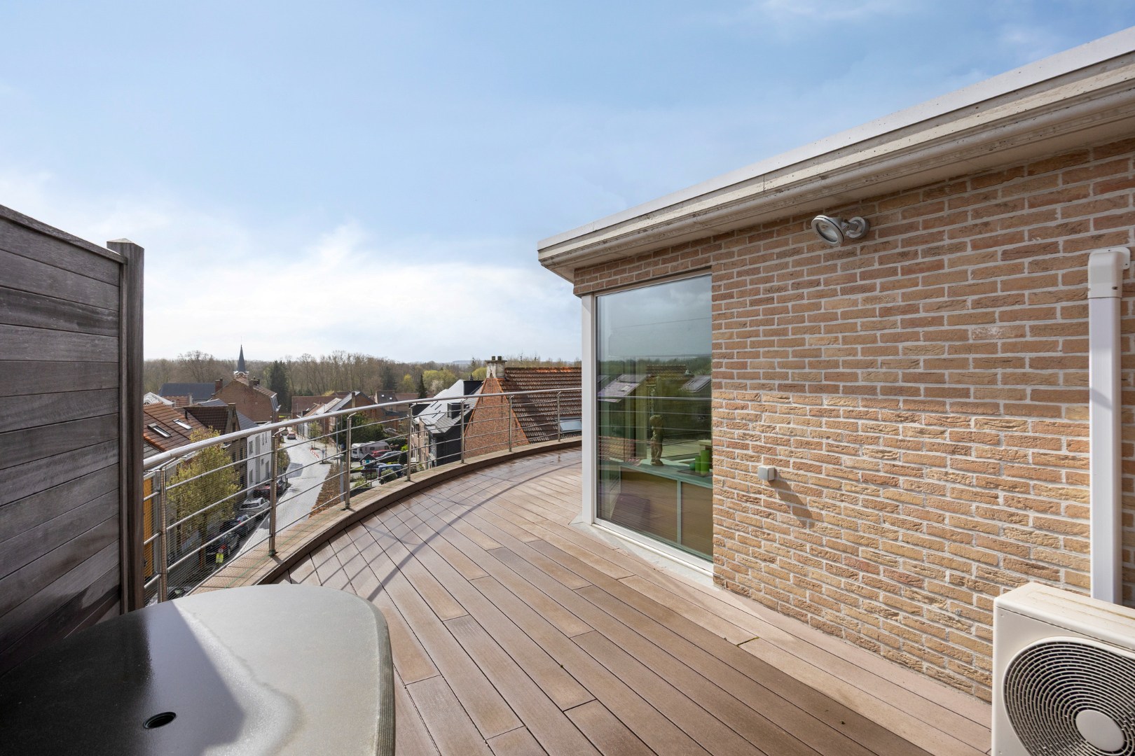Instapklare penthouse met 2 slaapkamers en terras van 60m² , 4 kelders en garagebox in Korbeek-Lo! – EPC 199 kWh/m² - bewoonbare opp. 131 m² 