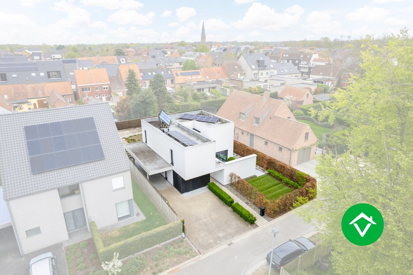 Zeer stijlvolle en instapklare villa te koop in het centrum van Koekelare. 