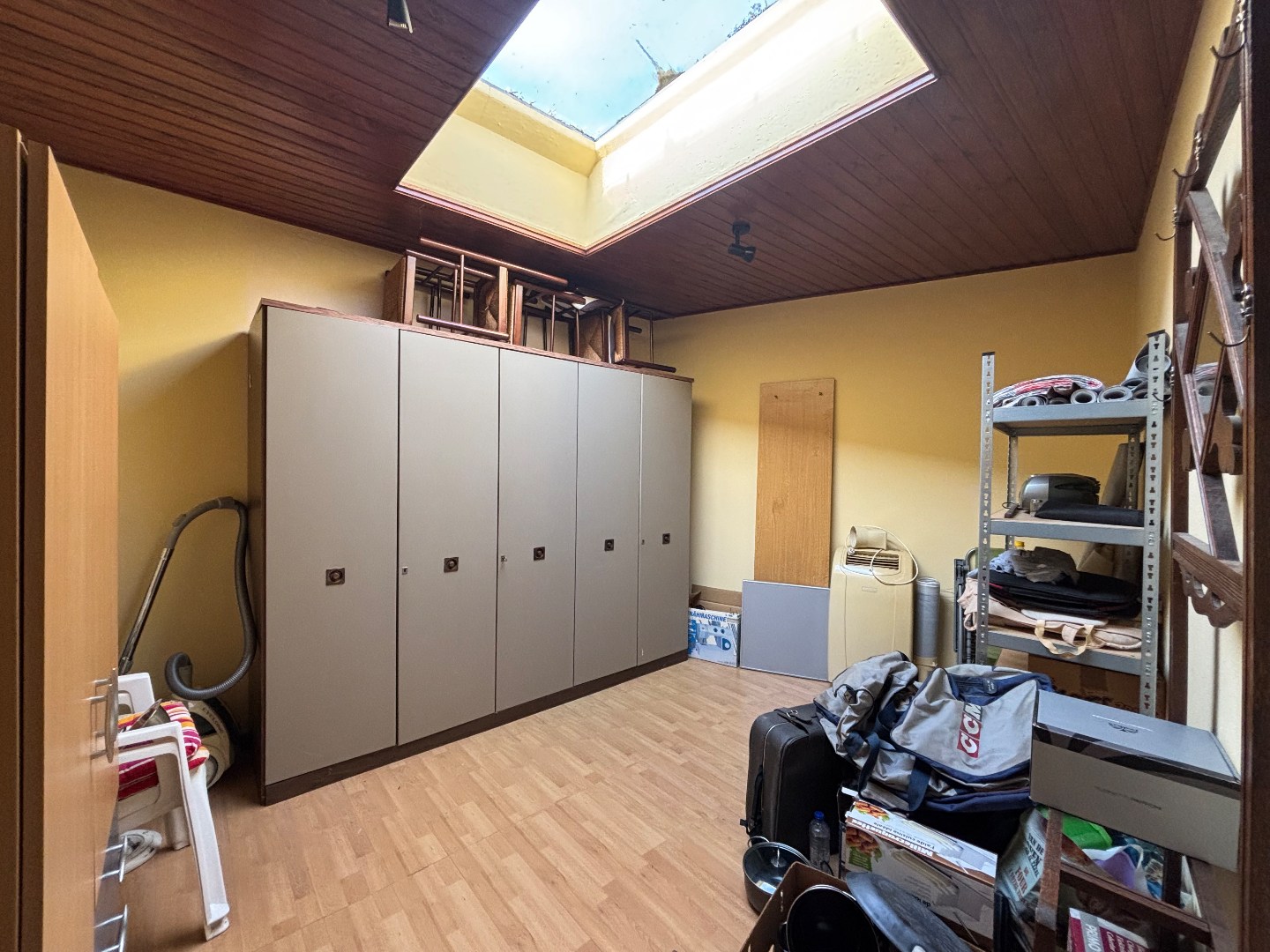 Gelijkvloerse woning met 2 slpk., garage en carport nabij centrum Mol 