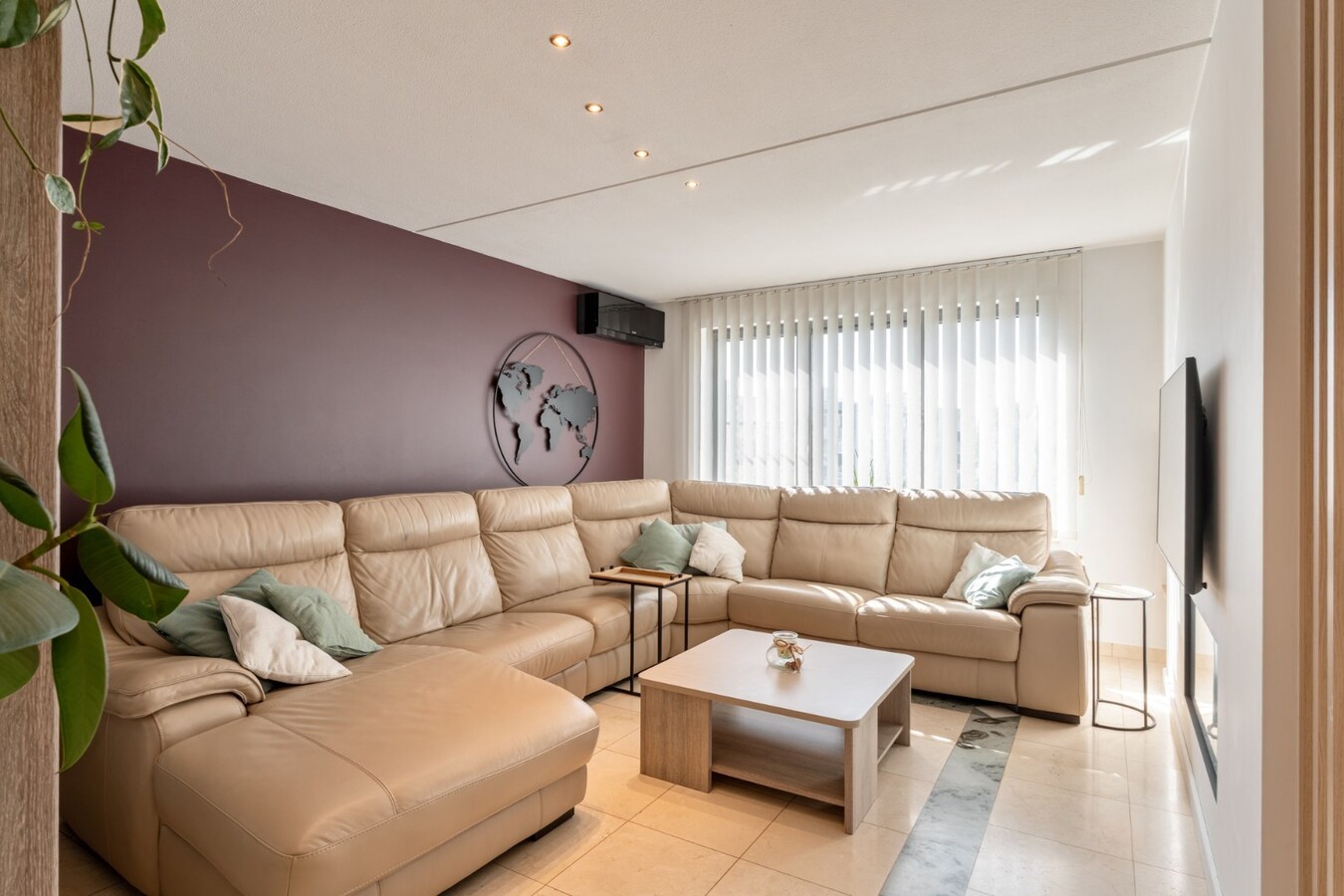 Zeer ruime, goed afgewerkte woning met diverse mogelijkheden nabij het centrum van Maaseik! 