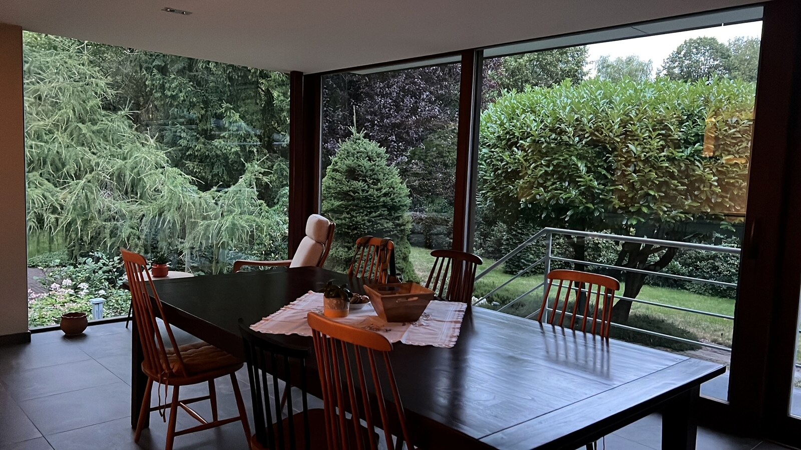 Bemeubelde villa met prachtige tuin 