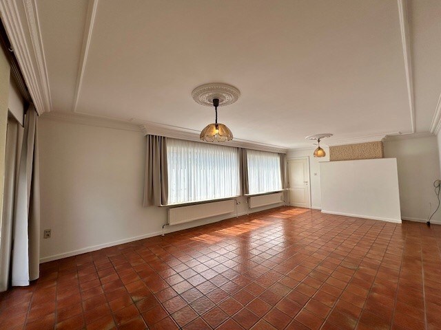 Halfopen woning met 3 slaapkamers, tuin en garage te Neeroeteren. 