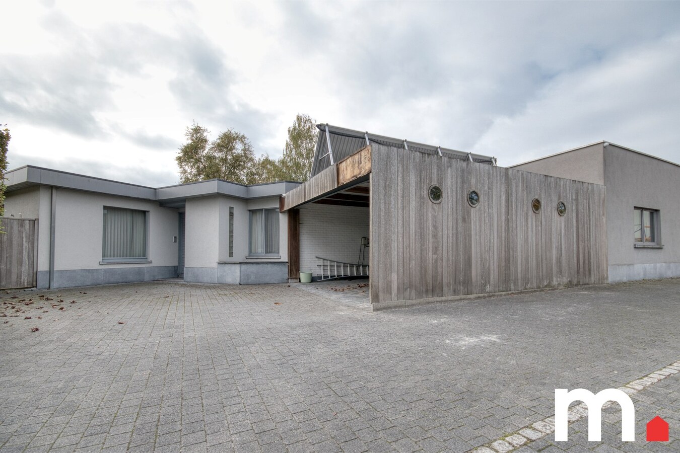 Villa met binnenzwembad, sauna en praktijkruimte (160m2) te Kuurne ! 