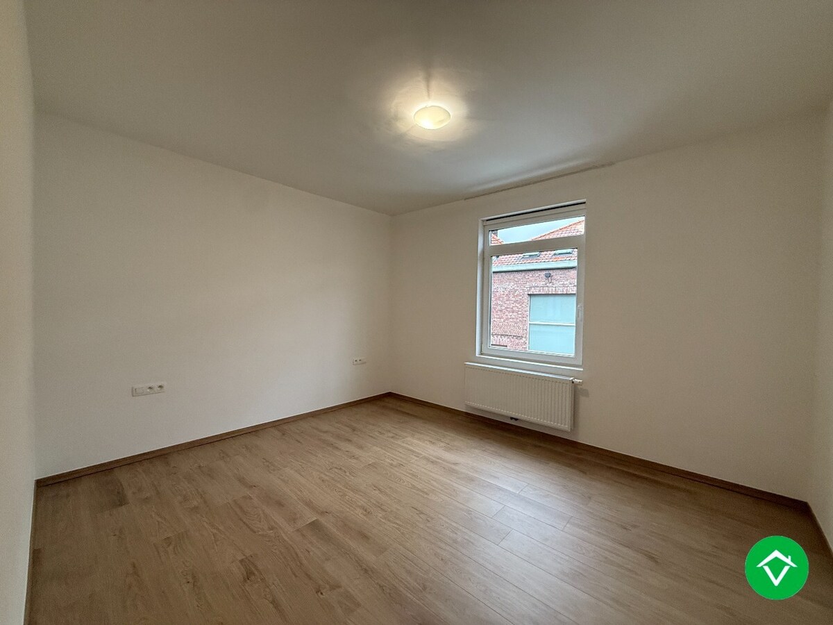 Volledig gerenoveerde rijwoning met 3 slaapkamers en terrastuin in centrum Roeselare 