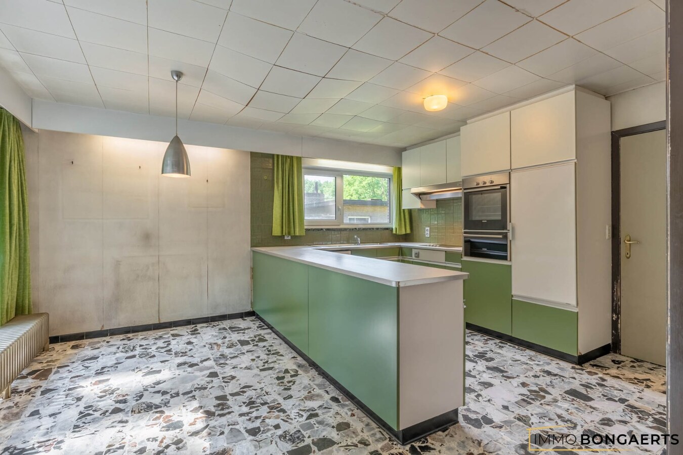 Ruime te renoveren woning op een mooi perceel. 