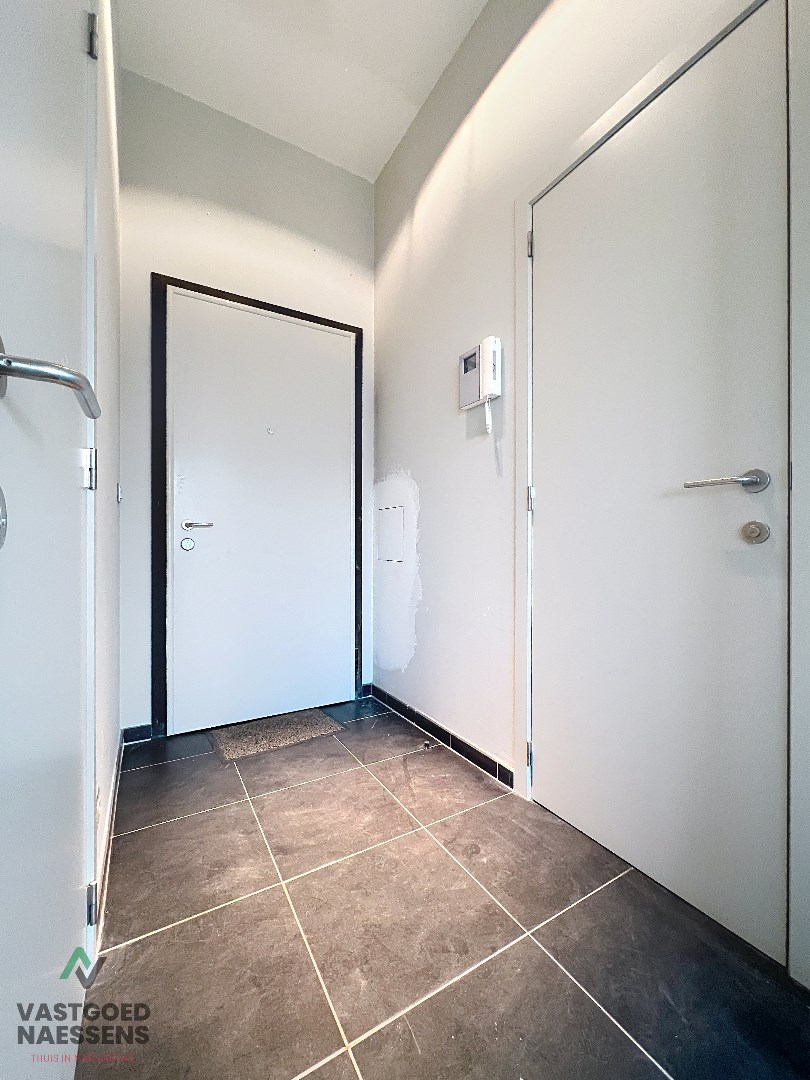 Magnifique appartement d'une chambre avec vue sur le golf et une terrasse ensoleillée. 