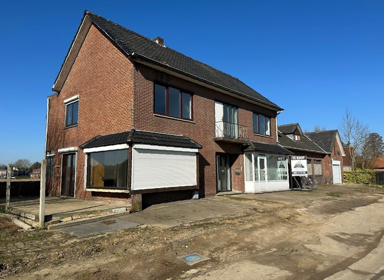 Ruime woning met 4 slaapkamers en hobbyruimte/winkel. 