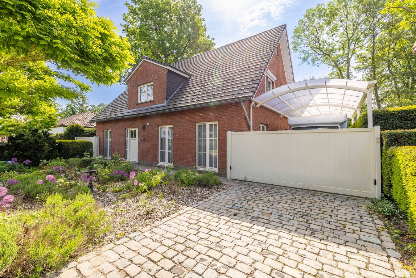 Ruim en charmant landhuis met 4 slpks en prachtige tuin 