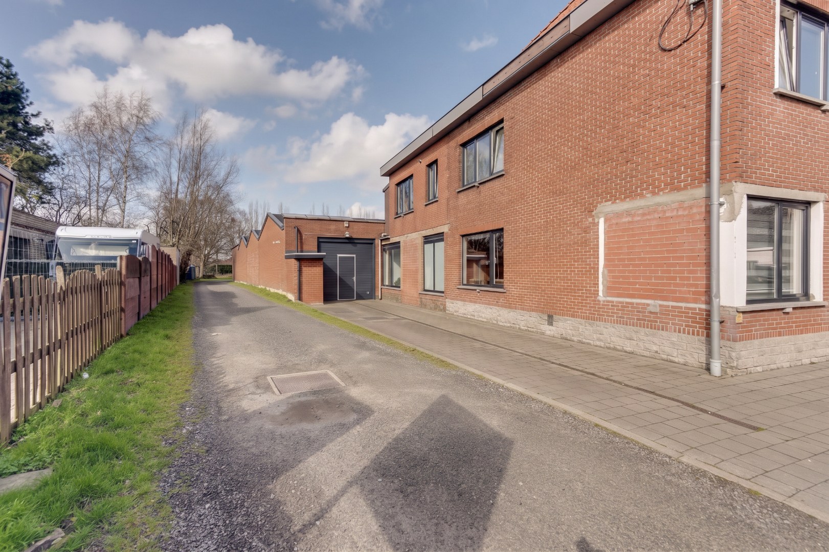 Ruime woning voor gemengd gebruik met loods te koop, wonen en werken op één toplocatie in Zelzate 