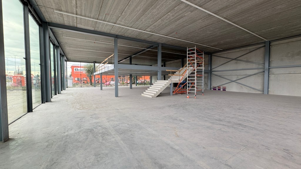 Nieuwbouw showroom met magazijn te huur aan A12 in Aartselaar