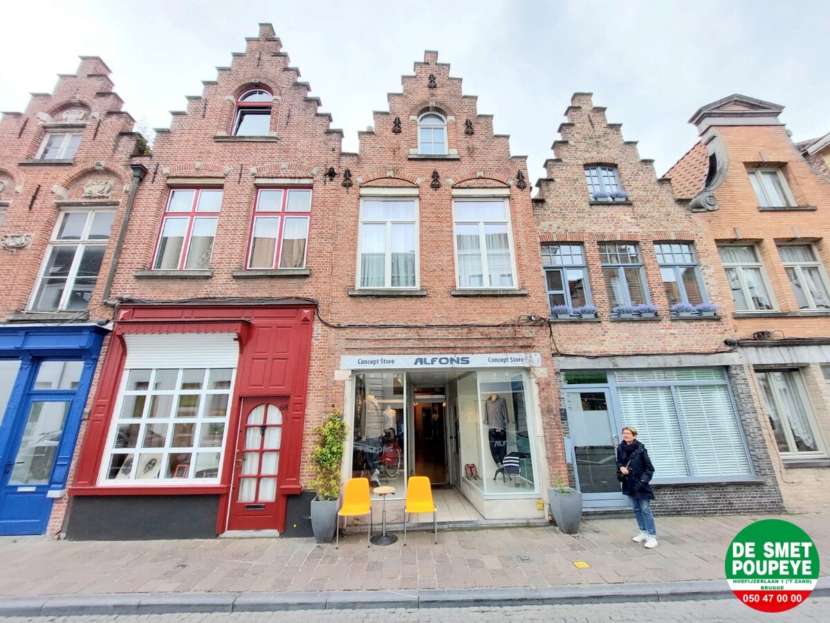 Commerciële winkelruimte met bovenliggend appartement 