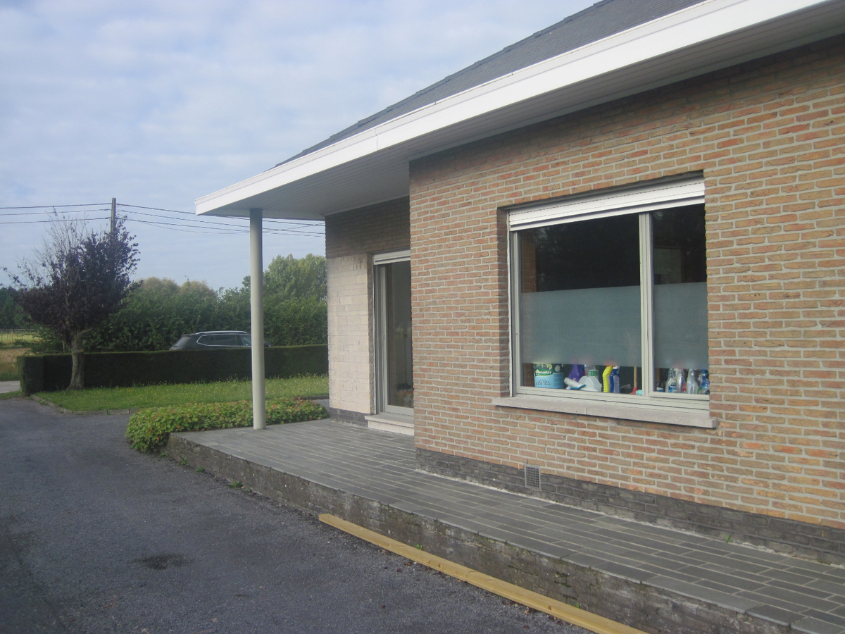 Degelijke gelijkvloerse woning. 