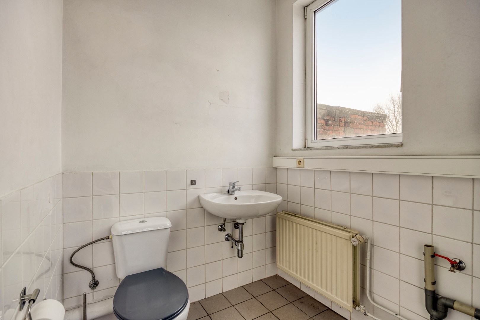 Building met handelspand en duplexappartement met 3 slpk. nabij het centrum van Leopoldsburg 