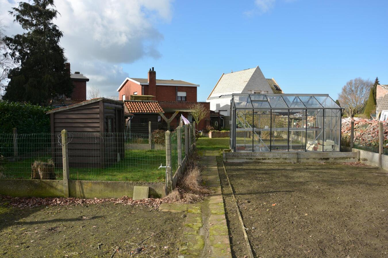 Ruime half-open woning 